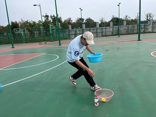 穿绿色上衣的男人在球场上打球 中度可信度描述已自动生成